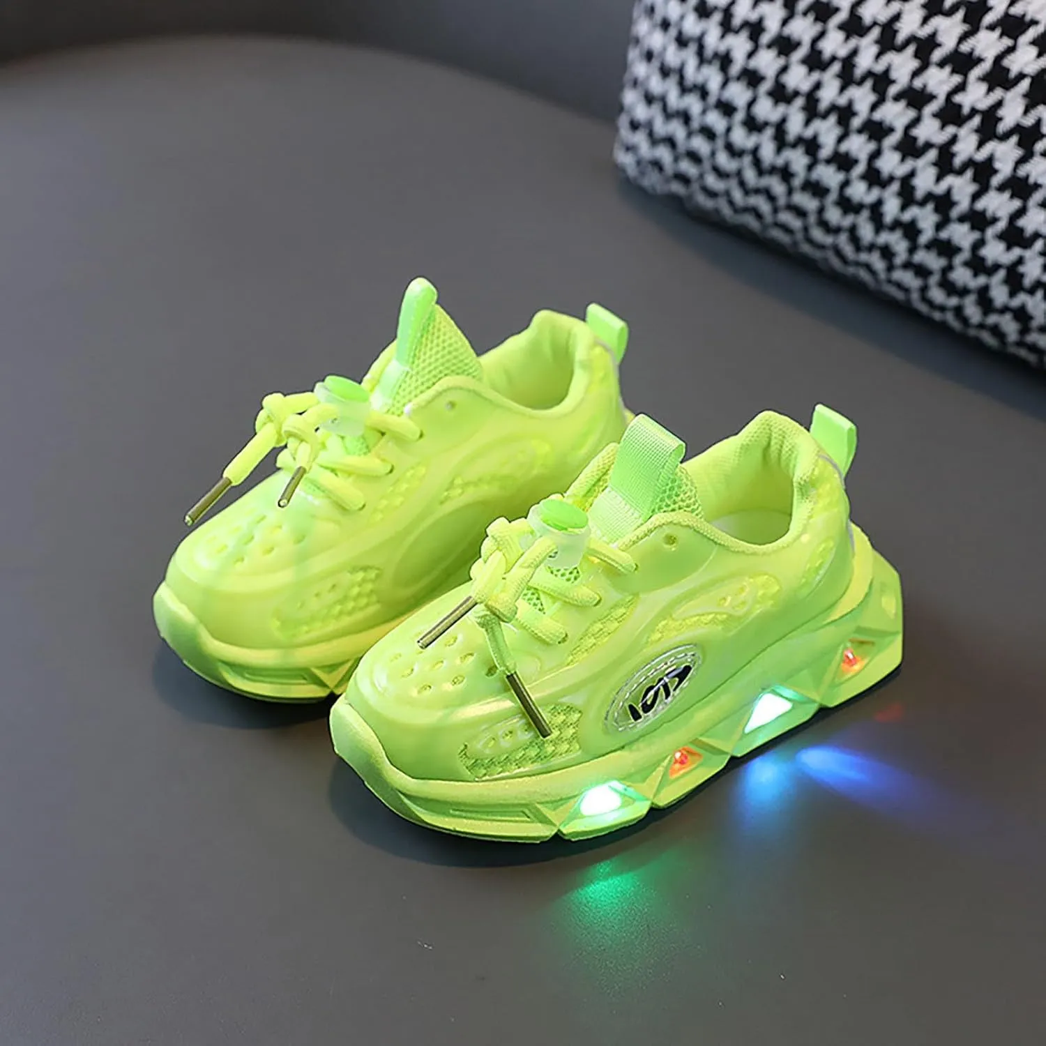 Cartoo Illuminated Sneakers for Outdoor Sports and Running with Breathable Design Light Up Shoes for Toddler Girls